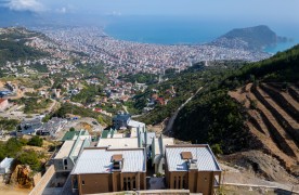 Alanya'da Tepede satılık deniz manzaralı modern villalar